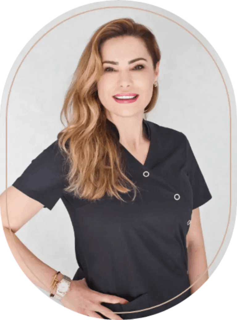 Kobieta w białym stroju na szarym tle